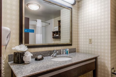 Two Queens Non-Smoking | Bathroom | Combined shower/tub, hair dryer, towels