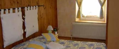 Double Room, 1 Double Bed, Mountain View | Individually decorated, individually furnished, desk, bed sheets