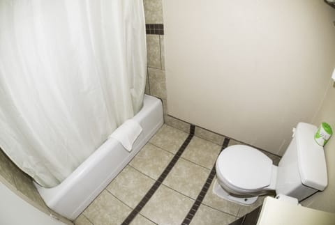 Combined shower/tub, deep soaking tub, free toiletries, towels