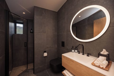 Highland Base Lodge | Bathroom | Shower, hair dryer, towels