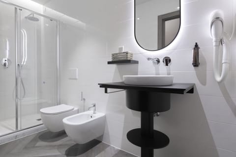 Comfort Double Room | Bathroom | Shower, hair dryer, towels