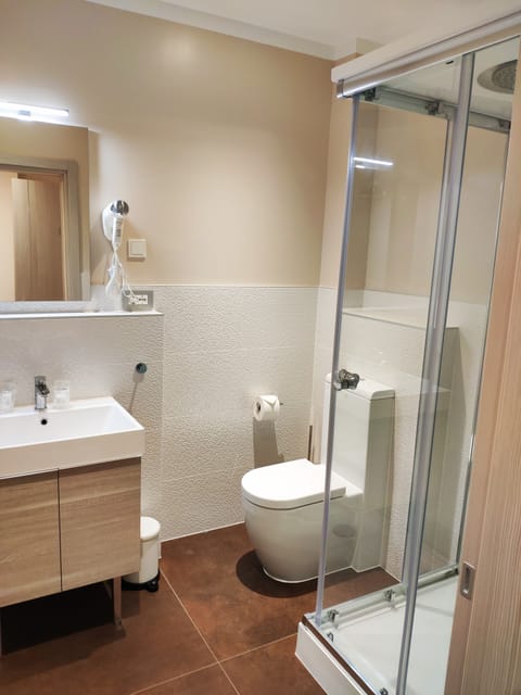 Deluxe Double Room | Bathroom | Shower, rainfall showerhead, hair dryer, towels