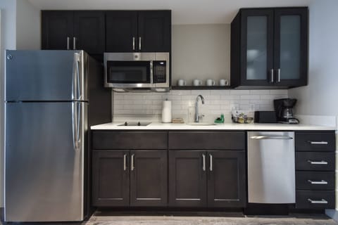 Full-size fridge, microwave, oven, stovetop