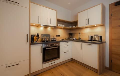 Luxury Apartment, 3 Bedrooms | Private kitchenette | Full-size fridge, microwave, oven, stovetop