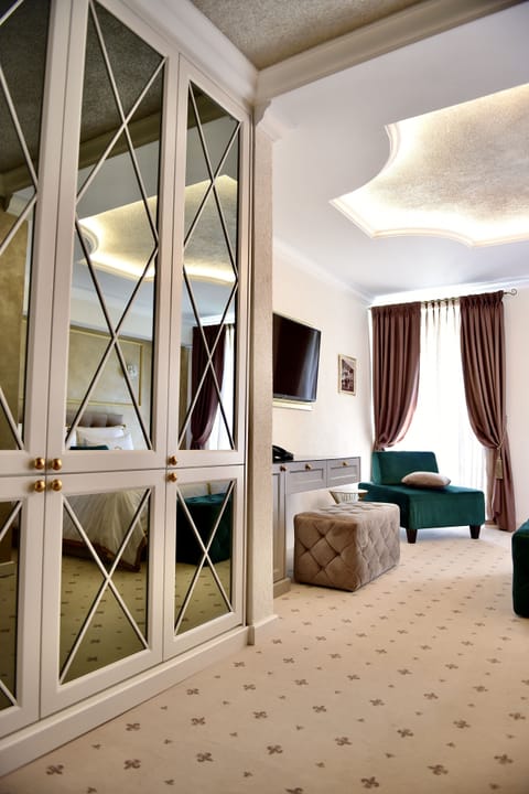 Superior Room | Minibar, in-room safe, individually decorated, individually furnished