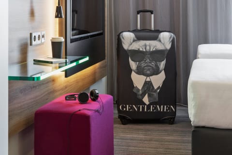 Room, 2 Twin Beds, City View | 1 bedroom, Frette Italian sheets, premium bedding, desk