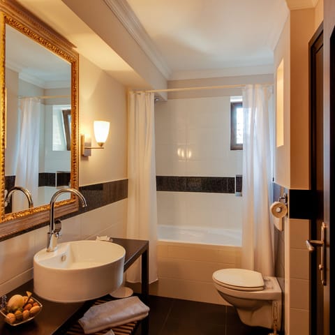 Superior Suite, Non Smoking, Mountain View | Bathroom | Free toiletries, hair dryer, bathrobes, slippers