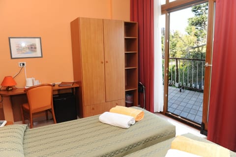 Standard Double Room, Lake View | Minibar, in-room safe, desk, WiFi