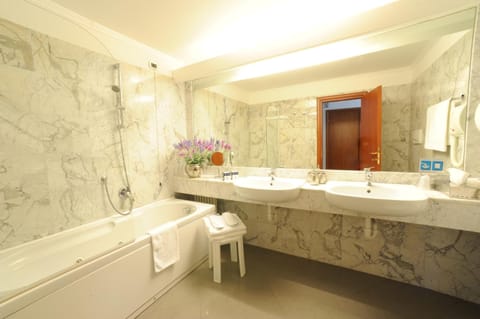 Standard Double Room | Bathroom | Hair dryer, bidet, towels