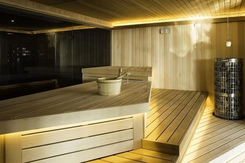 Couples treatment rooms, sauna, spa tub, steam room, hot springs