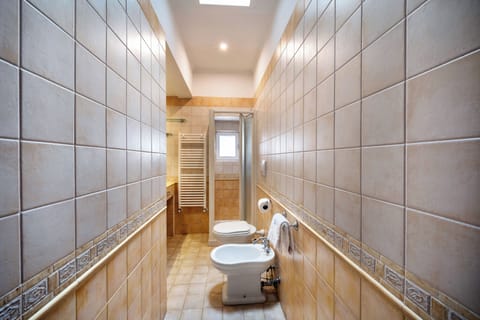 Suite King con Balcone (2nd Floor) | Bathroom | Shower, free toiletries, hair dryer, bidet