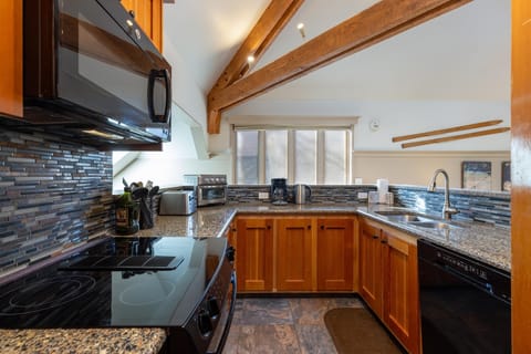 Townhome, 2 Bedrooms | Private kitchen | Fridge, oven, coffee/tea maker, toaster