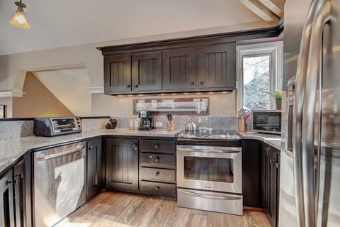 Condo, 3 Bedrooms | Private kitchen | Fridge, oven, coffee/tea maker, toaster