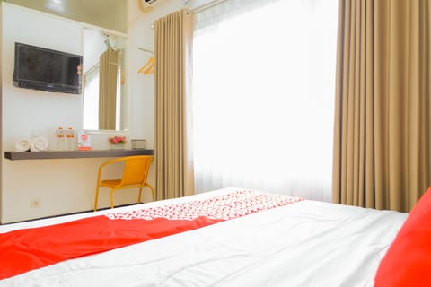 Standard Double Room | Desk, bed sheets