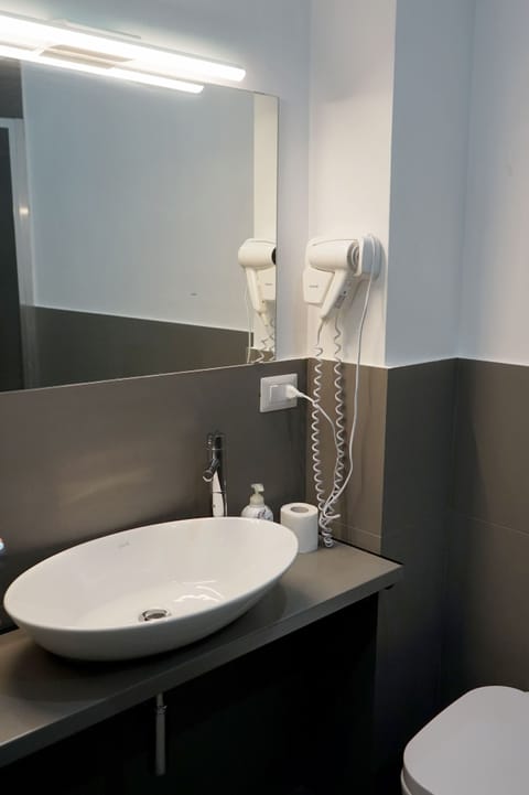 Standard Double Room | Bathroom | Shower, free toiletries, hair dryer, bidet