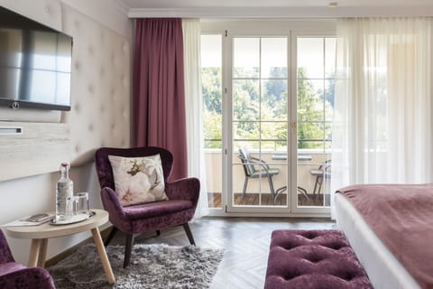 Deluxe Studio Suite, 2 Bedrooms, Balcony, Valley View (5) | Minibar, in-room safe, desk, laptop workspace