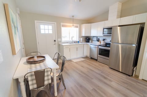 Premium Suite (6) | Private kitchen | Microwave, oven, stovetop, dishwasher