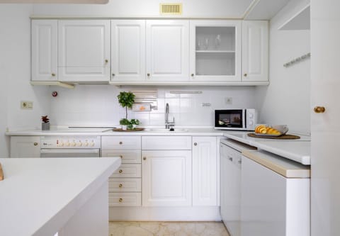 Apartment, 1 Bedroom (4 pax) | Private kitchen | Full-size fridge, microwave, oven, stovetop