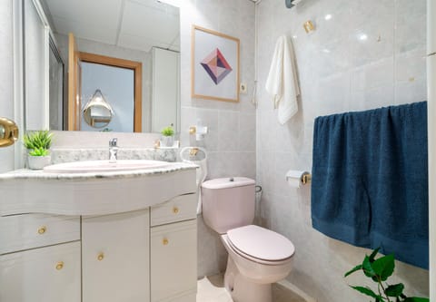 Apartment, 1 Bedroom (4 pax) | Bathroom | Combined shower/tub, hair dryer, towels