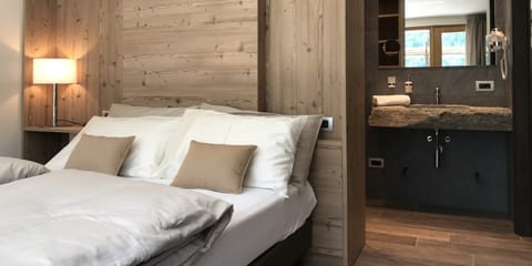 In-room safe, desk, soundproofing, free WiFi