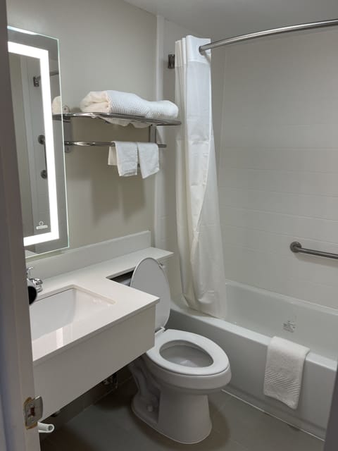 Combined shower/tub, free toiletries, towels