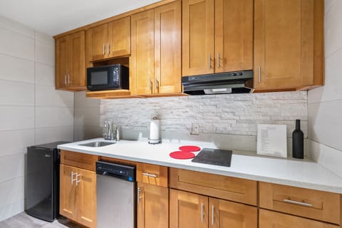 Deluxe Studio Suite, Multiple Beds, Non Smoking, Kitchenette | Private kitchenette