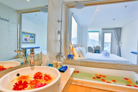 Senior Suite | Bathroom | Free toiletries, hair dryer, slippers, bidet