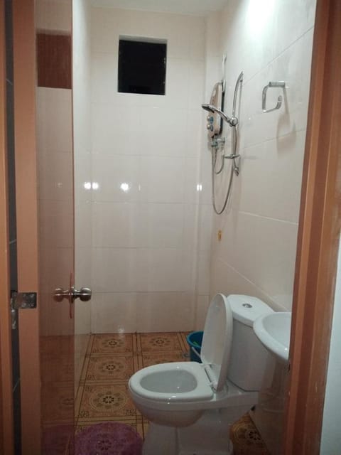 Shower, free toiletries, bidet, towels