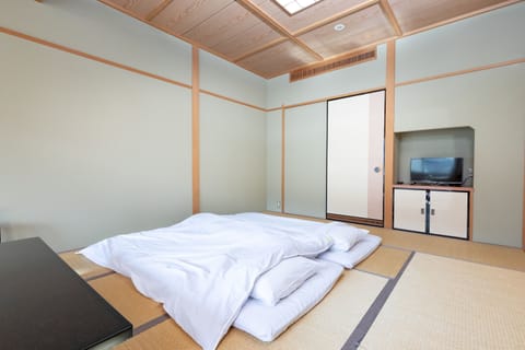 Japanese Room- Quadruple | In-room safe, free WiFi, bed sheets