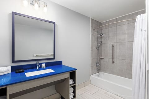 Combined shower/tub, free toiletries, hair dryer, towels