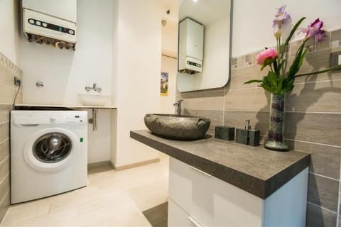 Apartment, 2 Bedrooms | Bathroom | Shower, rainfall showerhead, hair dryer, bidet