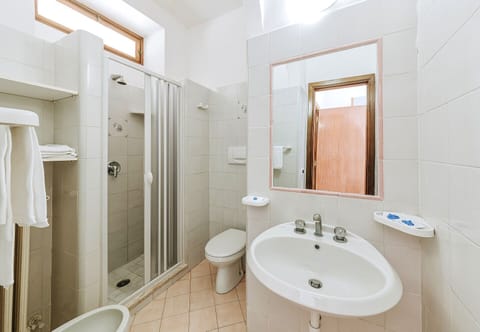 Standard Room, Sea View | Bathroom | Shower, rainfall showerhead, free toiletries, bidet