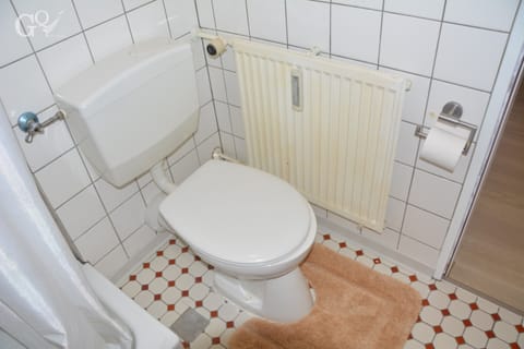 Superior Triple Room, 1 Bedroom, Vineyard View | Bathroom | Shower, free toiletries, hair dryer, soap