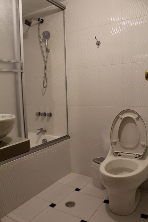 Standard Twin Room, Non Smoking | Bathroom | Deep soaking tub, rainfall showerhead, free toiletries, towels