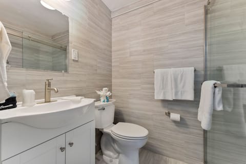 Combined shower/tub, towels