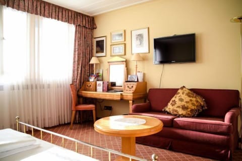 Desk, WiFi, bed sheets