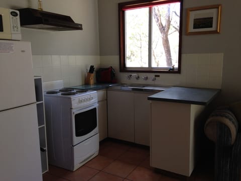 Banksia, Red Gum, Rosella - 3 Bedroom Cottages | Private kitchen | Full-size fridge, microwave, oven, stovetop