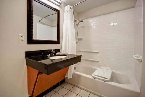 Combined shower/tub, free toiletries, hair dryer, towels