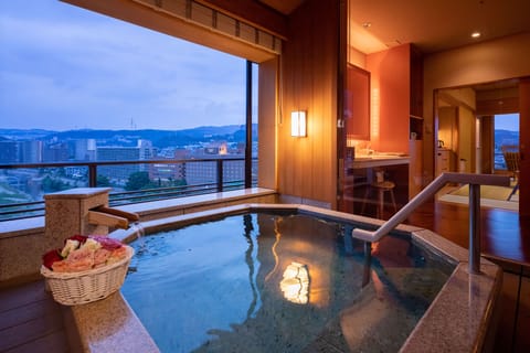 Japanese-Style Deluxe Room with Open-Air Bath | In-room safe, desk, blackout drapes, iron/ironing board