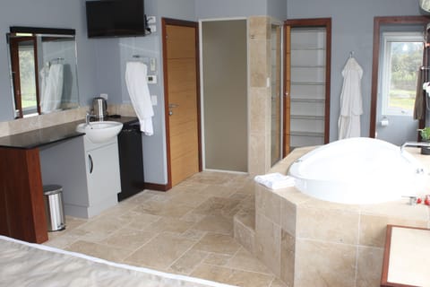 Superior Suite, 1 King Bed, Private Bathroom, Hill View | Bathroom | Free toiletries, hair dryer, towels