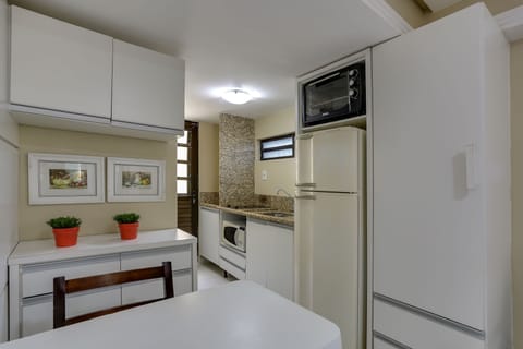 Apartment, 1 Bedroom, Garden View | Private kitchen | Fridge, microwave, oven, stovetop