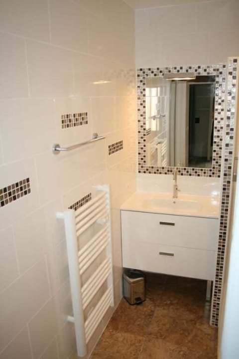 Family Double Room (La Sol Aire) | Bathroom | Shower, free toiletries, hair dryer, towels