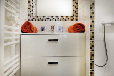 Family Double Room (La Sol Aire) | Bathroom amenities | Shower, free toiletries, hair dryer, towels