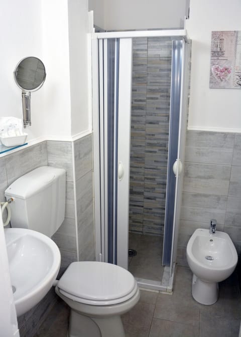 Triple Room | Bathroom | Shower, free toiletries, hair dryer, bidet