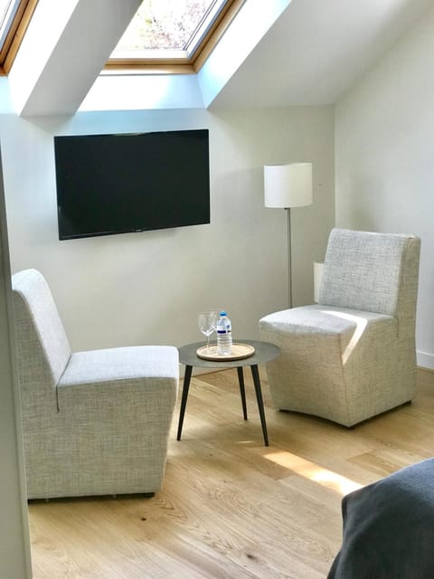 Double Room, Garden View (4) | Living room | Flat-screen TV