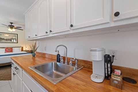 Presidential Cottage, 1 King Bed, Non Smoking, Mountain View | Private kitchen | Fridge, microwave, coffee/tea maker