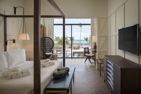 Royal Master Suite Sea View El Beso | Free minibar, in-room safe, desk, iron/ironing board