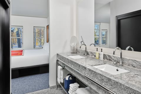 Deluxe Suite, Multiple Beds (Mountain) | Bathroom | Free toiletries, hair dryer, bathrobes, towels