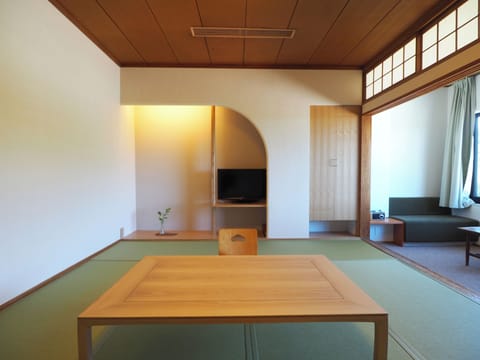 Japanese-Style Room with Mountain view and Shared Bathroom - Non-Smoking | Premium bedding, in-room safe, iron/ironing board, free WiFi