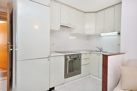 Standard Apartment | Private kitchen | Fridge, coffee/tea maker